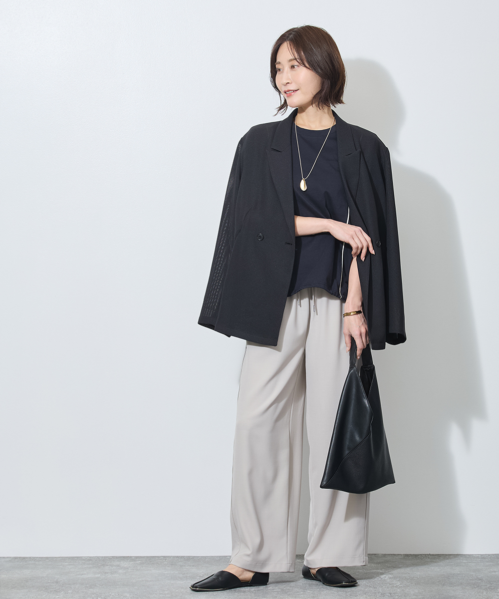 シックな黒、けれど圧倒的な軽やかさ。真夏の夜の新しい羽織り