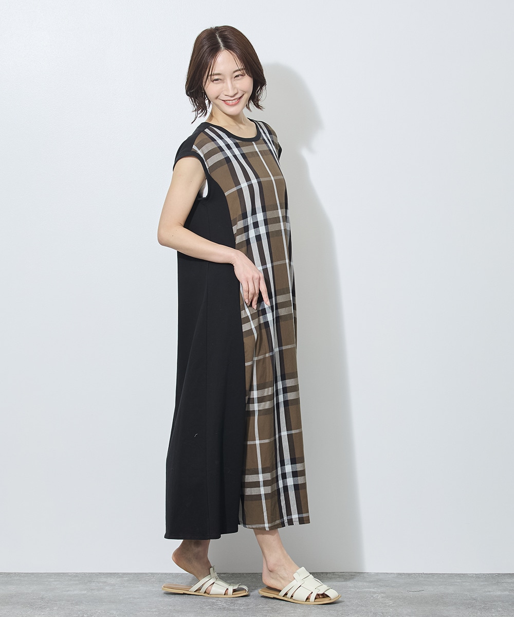 落ち着いたブラウンの佇まいと美しいAラインシルエットのワンピース