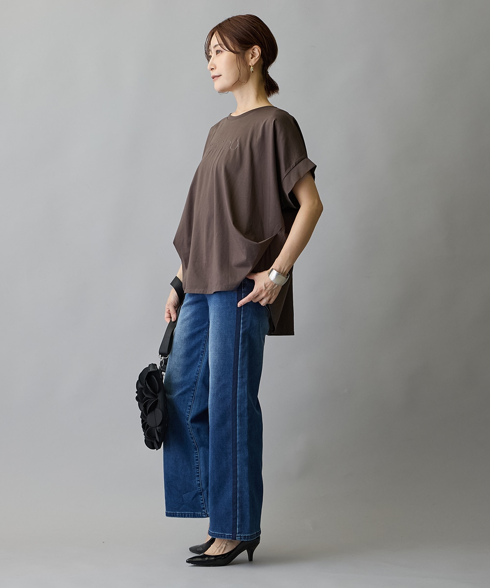 都会的な抜け感を叶える、ビターTシャツ×デニム